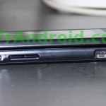 Coté droit du téléphone de gauche à droite : switcher silencieux, boutons volumes, prise USB